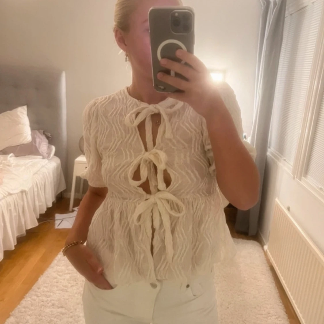 Vit blus med knytning - 91