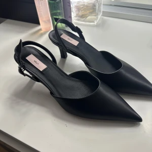 Svarta pumps från Nelly - Svarta pumps från nelly! Säljer då de är tyvärr lite för stora för mig. Aldrig använda ba provade hemma!🖤