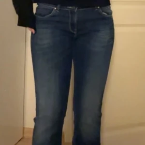 Blå jeans från Lee - Lågmidjade bootcut. Skriv för hel bild. Använda 1 gång då de är lite korta för mig som är 170.