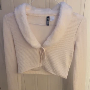 Vit kofta  - Bra kvalite, säljer för den kommer inte till användning. Nästan aldrig använd. Kontakta innan ni köper 