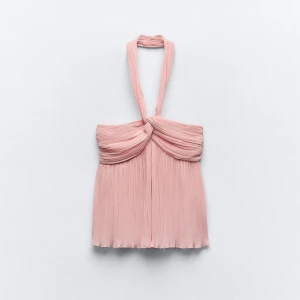 Rosa halterneck topp - Snygg rosa halterneck topp med plisserad design och knutdetalj framtill. Endast använd några gånger och är i bästa skick!