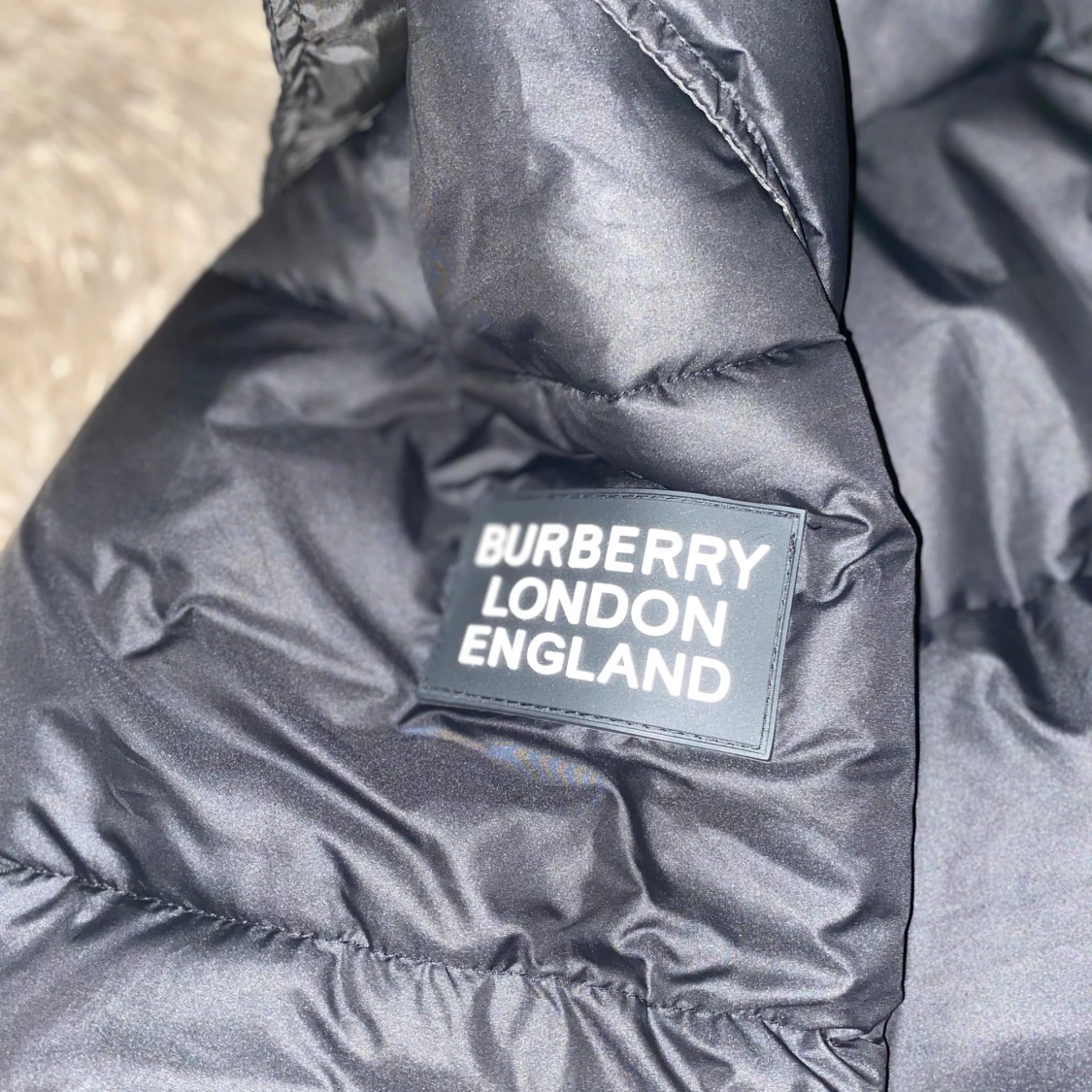 Svart dunjacka från Burberry - 92