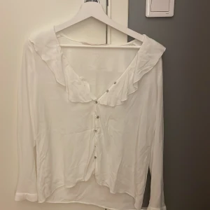 Vit blus ifrån Zara  - Säljer denna super fina blusen ifrån Zara, den är lite genomskinlig men super fin, använd fåtal gånger 