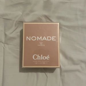 Nomade Eau de Toilette från Chloé - Helt oöppnad parfym som jag fick i present men säljer för det inte är min smak. Den är helt ny med plast omkring och oöppnad, den är 50 ml, kan mötas i Stockholm🩷Skriv vid funderingar🩷