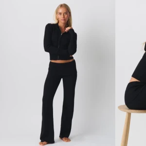 Svart stickat set från gina tricot  - Stickat set med dragkedja och matchande byxor. Perfekt för en stilren look. Storleken är xs men passar bra till s med.