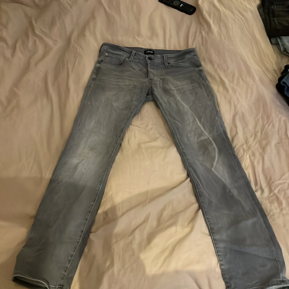 Grå slim fit jeans