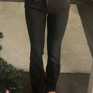 Lågmidjade Zara jeans  - Säljer mina lågmidjade jeans från Zara som är bootcut för att dom inte används längre. 