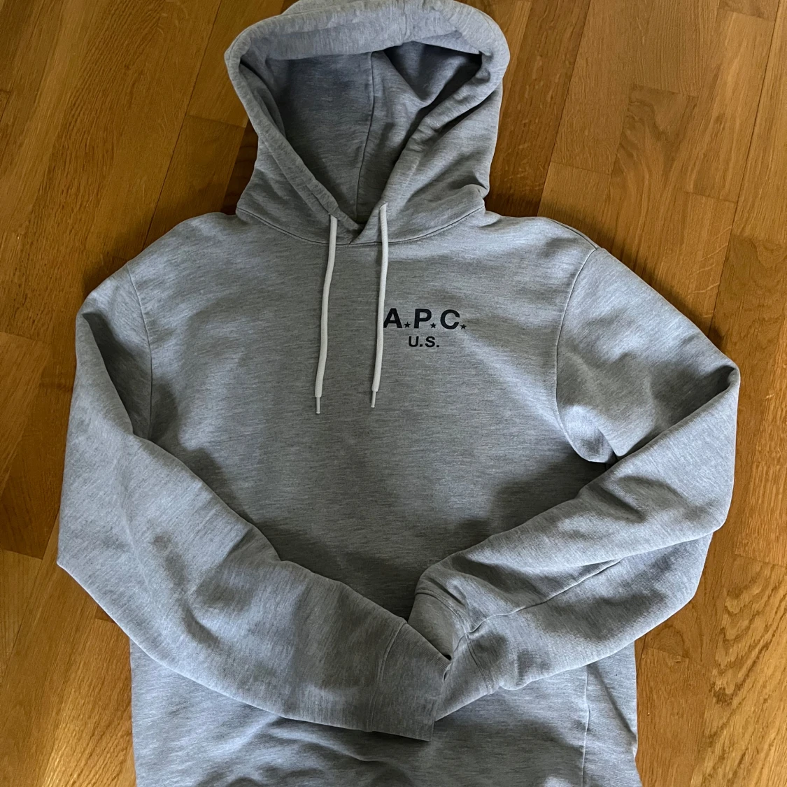 Grå hoodie från A.P.C.