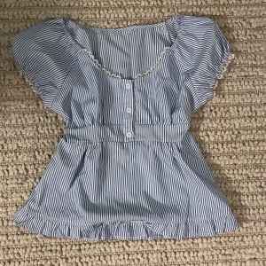 Babydoll topp - Säljer denna babydoll topp eftersom jag aldrig använt den. Köpt på Plick, passar mig med storlek S, använd gärna köp nu!❤️