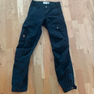 Fjällräven byxor - Svarta Fjällräven byxor i storlek 34.