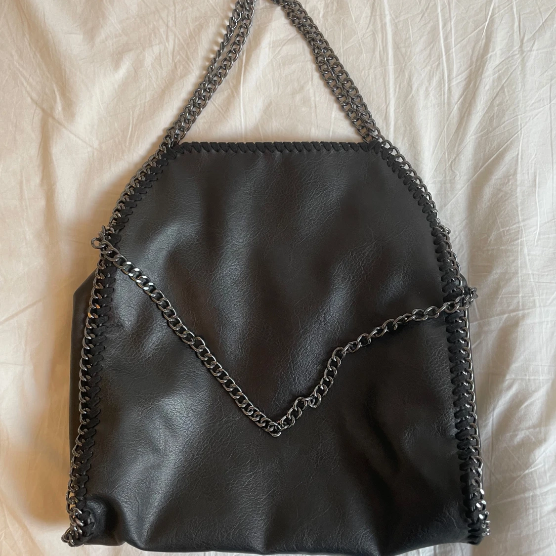 Svart axelväska med kedjedetaljer - 90