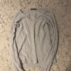 Grå tröja från Brandy Melville - Säljer en jätte fin tröja från Brandy Melville, den har aldrig blivit använd. Skriv för mer bilder om det önskas💕