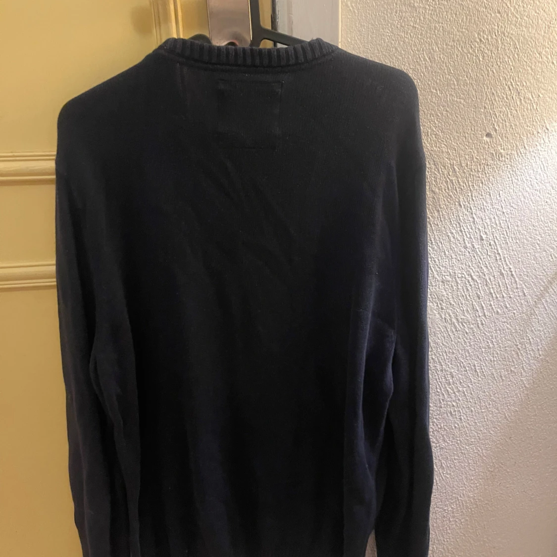 Mörkblå tröja med bokstaven B - 90