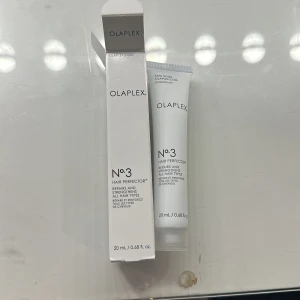 Olaplex No.3 Hair Perfector - Olaplex No.3 Hair Perfector är en hårbehandling i en 20 ml tub. Den är designad för att reparera och stärka alla hårtyper. Perfekt för att förbättra hårets struktur och glans.