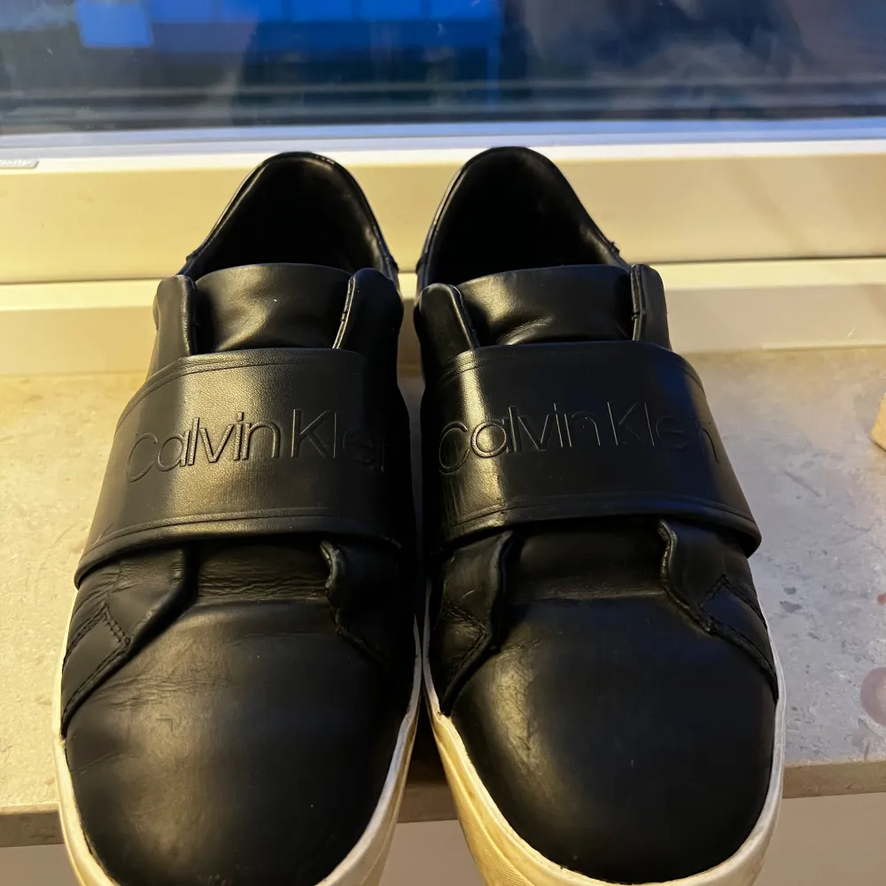 Svarta skor ifrån Calvin Klein. Andvända men i ett bra/acceptabelt skick, Säljer därför för ett lägre pris. Lite slitna under skon. . Kengät.