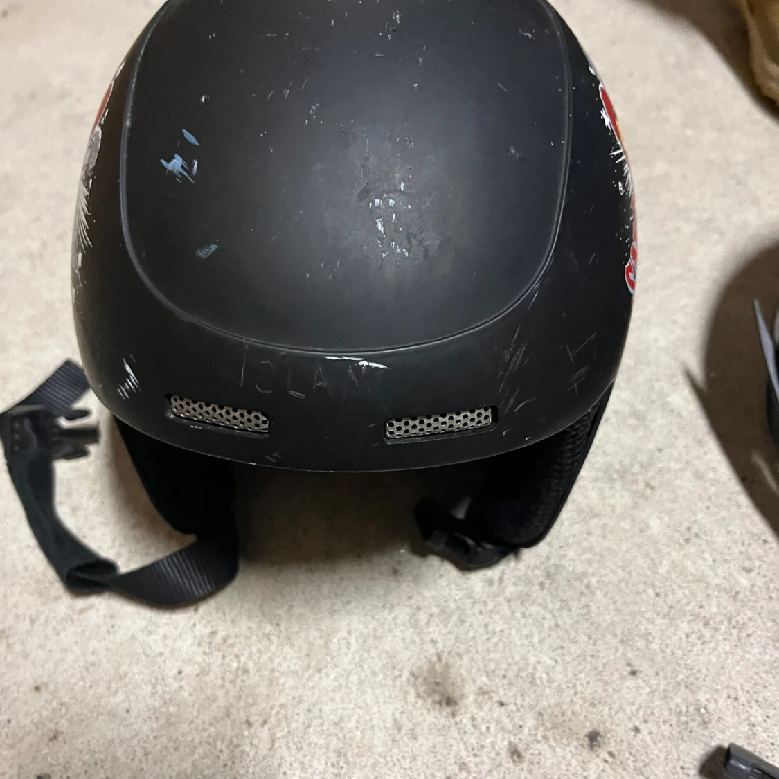 Svart hjälm med Sno Pirate-design