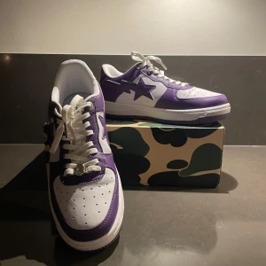 Bapesta sneakers / Lila och vit - Nya Bapesta, använda 1 gång men tycker inte de passar mig. Fick i julklapp och box medföljer. Pris kan diskuteras :)