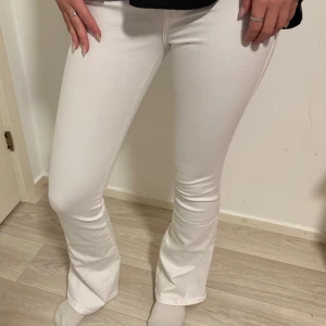 Vita bootcut jeans från Dr. Denim - Snygga vita bootcut jeans från Dr. Denim.  Supersnygg passform och är helt oanvända 🤍