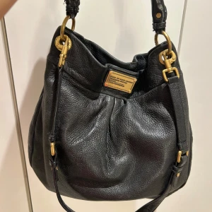 Snygg svart Marc Jacobs väska - Säljer min supersnygga svarta Marc Jacobs väska, väskan är i väldigt bra skick, har använts men har inga större defekter.🩷