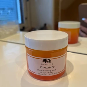 Glow-Boosting Mask från Origins - Säljer en Origins GinZing Glow-Boosting Mask i en orange burk. Masken är designad för att ge huden en strålande lyster. Innehåller 75 ml av produkten, nästan helt full! Rek pris 435kr.
