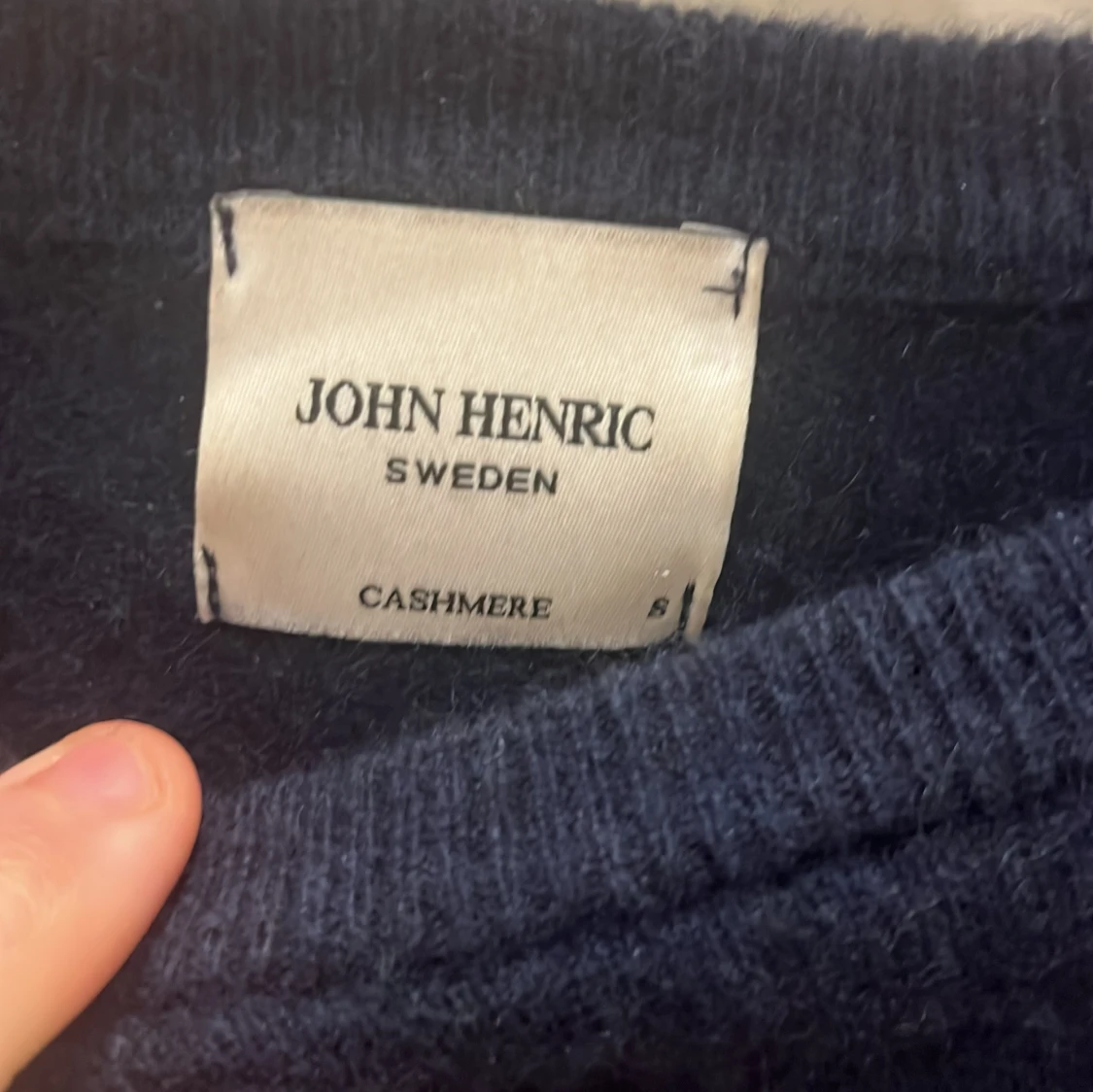 Mörkblå kashmirtröja från John Henric - 90