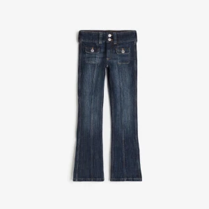 Mörkblå bootcut jeans från h&m - Säljer mina jättesnygga slutsålda jeans från h&m💕säljer för att jag har växt ur dem och de är i jättebra skick🙌🏽Storlek 164 13-14 år💘 Kontakta mig om ni undrar nåt!!