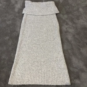 Grå stickad långkjol - Grå stickad långkjol från Gina Tricot. Aldrig använd, lapparna kvar. Storlek S