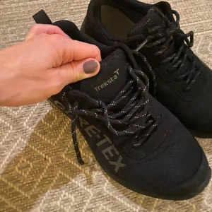 Svarta sneakers från Treksta - Snygga svarta sneakers från Treksta med GORE-TEX-material för extra skydd mot väta. Skorna har snörning och en stilren design, perfekt för både stad och natur.