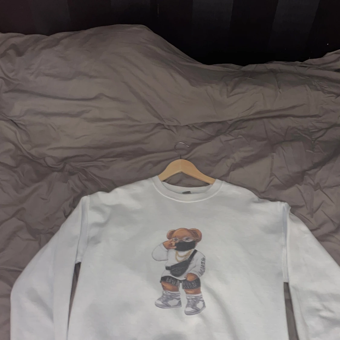 Vit sweatshirt med nalletryck