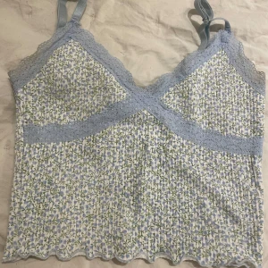 Söt linne  - Säljer ett sött blommigt linne med ljusblå spetsdetaljer. Linnet har justerbara axelband. ❤️