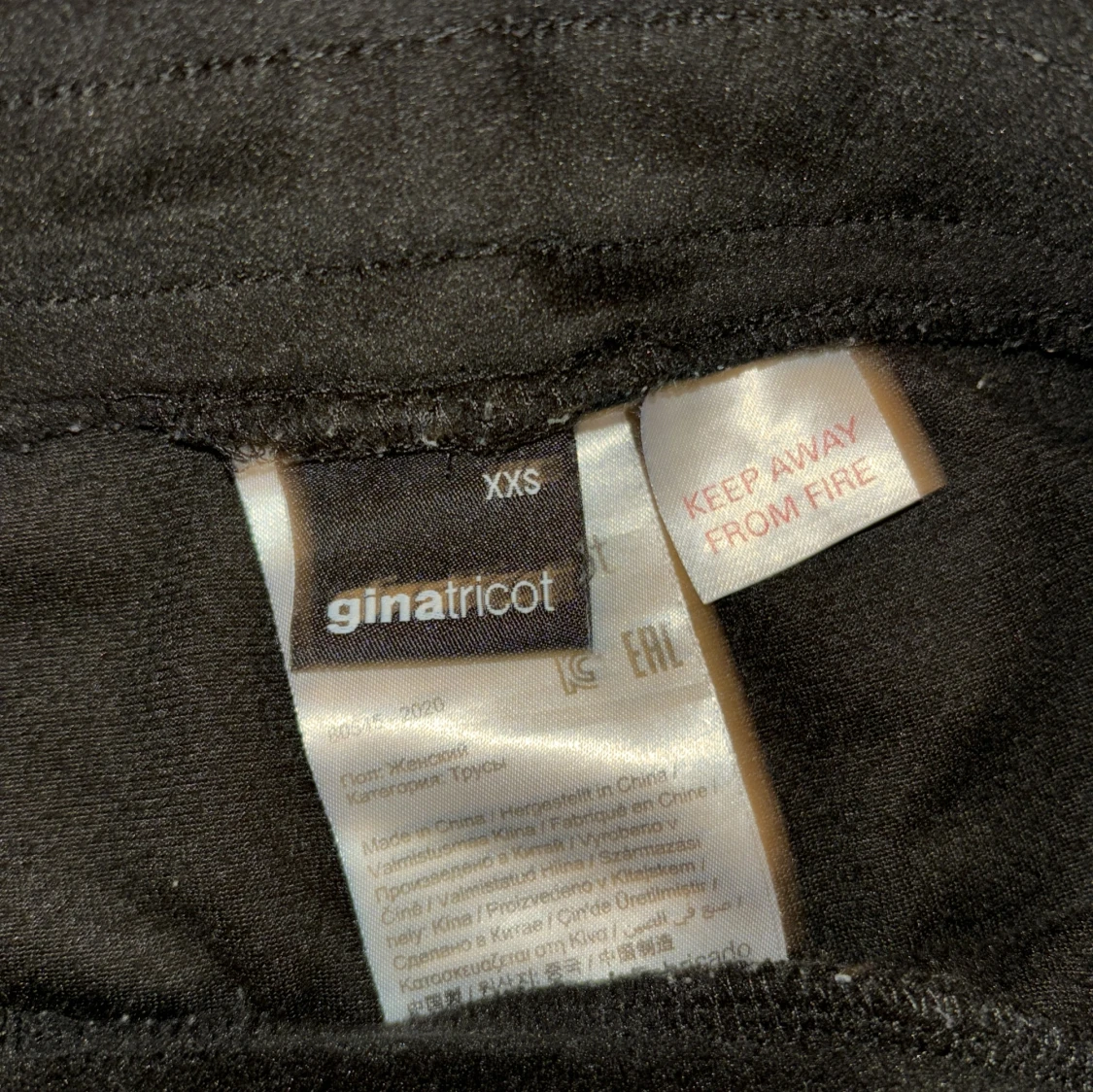 Svarta byxor från Gina Tricot - 90