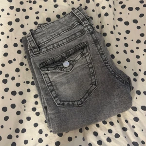 Grå jeans från Gina Tricot - Snygga grå jeans från Gina Tricot i storlek 146. Passar i längden på mig som är 160. De har en klassisk femficksdesign med knapp och dragkedja framtill.☺️