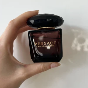 Versace Crystal Noir 30ml EDT - Topp: Svarta Vinbär, Svart Fikon, Viol Hjärta: Tuberos, Frangipani, Jasmin Bas: Sandelträ, Cashmeran, Vanilj, Heliotrop Passar perfekt för dig som vill ha en sofistikerad, mystisk doft🥰