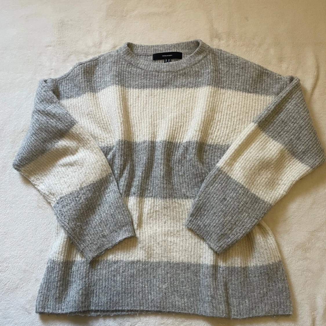 Grå och vit randig tröja från Vero Moda