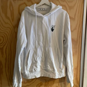 Vit Off-White hoodie limited edition  - Säljer en vit Off-White hoodie  limited edition storlek L. Kvitto och tag finns. Lite urtvättad därför priset🙂