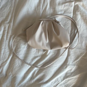 Snygg väska  - Jättefin väska som jag köpt här på plick men kommer ej till användning, passar till allt!! Inga defekter, beige/vit färg 