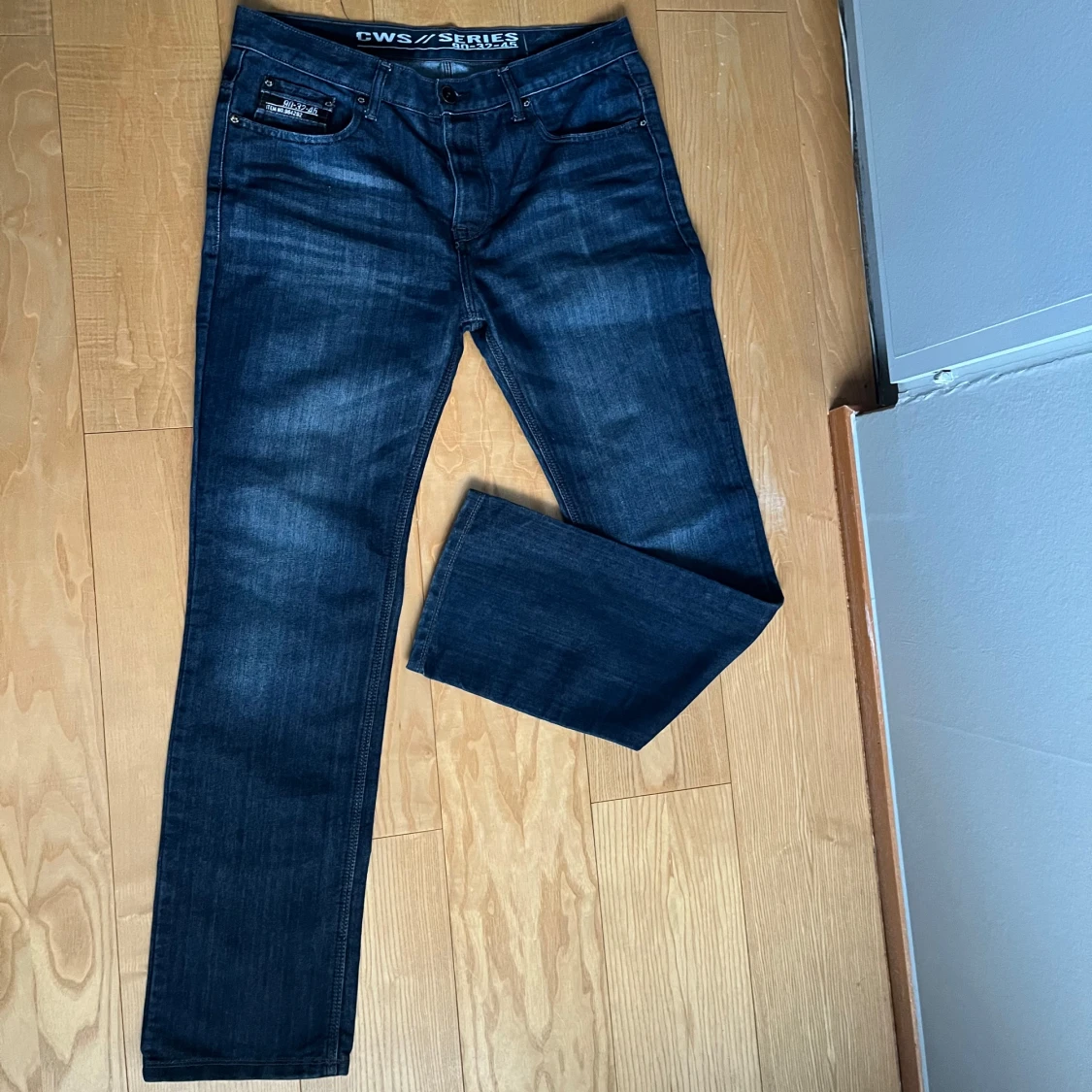 Mörkblå jeansbyxor