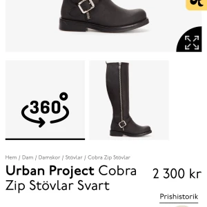 Urban Project Cobra Zip Stövlar Svart - Snygga svarta stövlar från Urban Project med dragkedja och spänne. Nästintill oanvända, tror jag använt de en gång. Dessvärre har jag ingen box kvar! Det står ingen storlek i dem, men jag har 36-37, skulle säga att det är storlek 37.