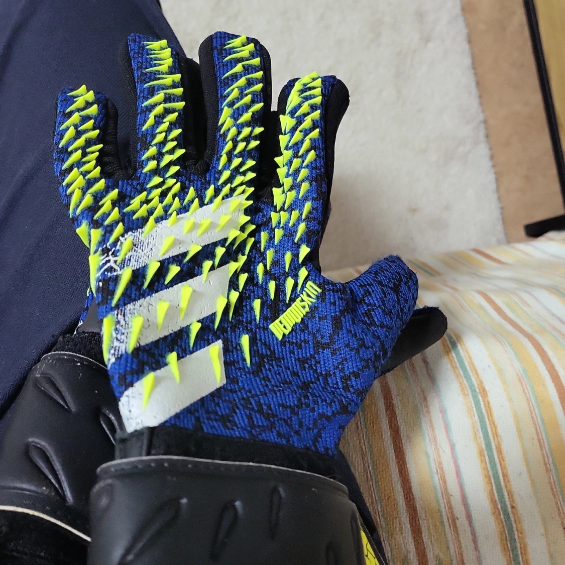 Blå och svarta fotbollshandskar