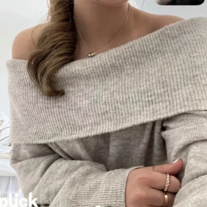 Stickad off shoulder - Lånade bilder! Mysig och varm off shoulder tröja, knappt använd och i mycket fint skick! Kontakta för fler bilder!