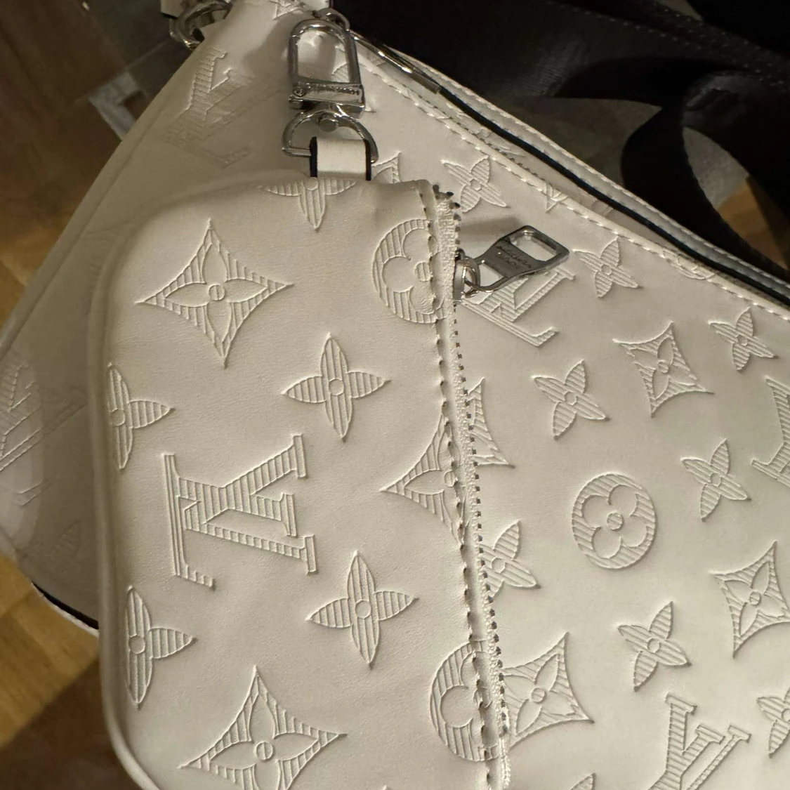 Vit axelremsväska från märket L - 91