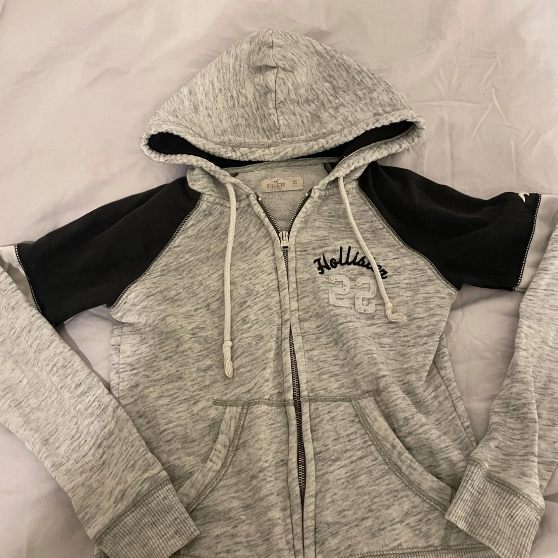 Grå och svart hoodie från Hollister
