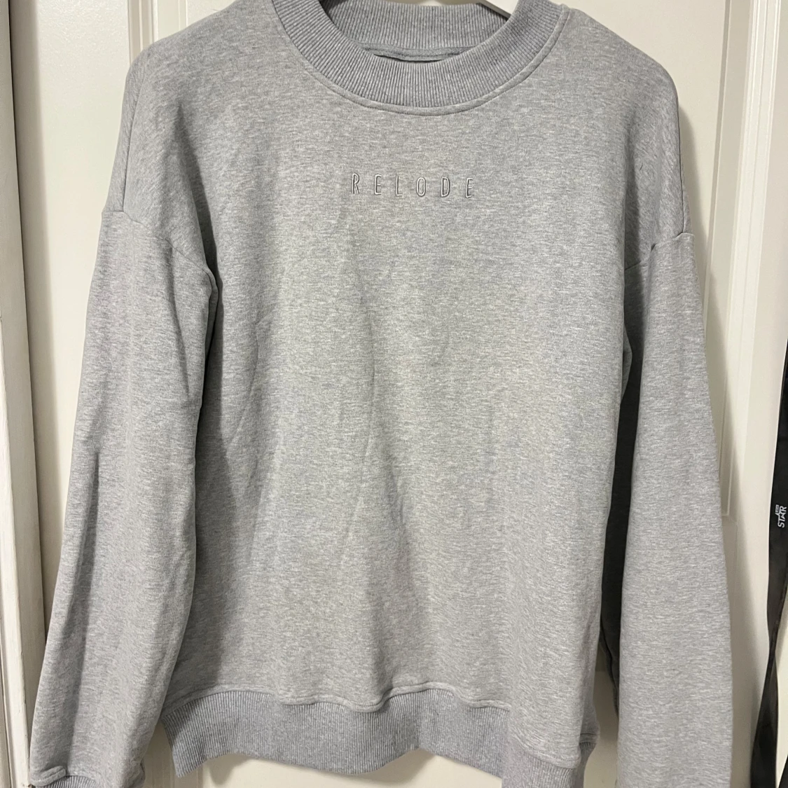 Grå sweatshirt från Relode