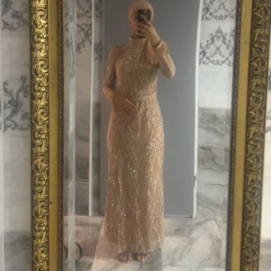 Glittrig beige långklänning - 91