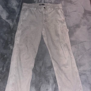 J&J carpenter loose fit jeans - Jack n Jones loose fit/eddie jeans i storlek 36x32 använda fåtal gånger köpa i februari 2024