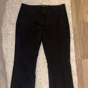 Svarta kostymbyxor från Bik Bok - Säljer dessa Snygga svarta kostymbyxor från Bik Bok i storlek 36(petite) low waist då de tyvärr inte kommer till användning, använda max 2 gånger o i mycket bra skick!