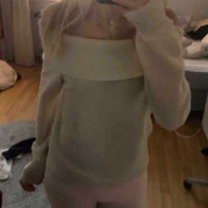 Beige offshoulder tröja - Säljer en stilren beige offshoulder tröja med långa ärmar. Perfekt för en avslappnad och trendig look. Passar bra till både jeans och kjol.
