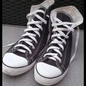 Svarta sneakers från Mywear - Snygga svarta sneakers med vita detaljer och snörning. Perfekta för en avslappnad stil. Knappt använda.. 