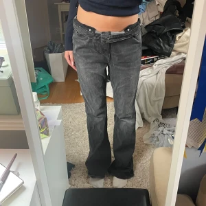 Grå bootcut jeans - Snygga grå bootcut jeans med låg midja. De har en klassisk femficksdesign och en bekväm passform. Perfekta för en avslappnad stil. Jag är 175cm.