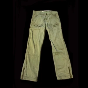 Gröna cargopants från Sub Culture - Snygga lågmidjade gröna cargopants från Sub Culture med flera fickor och dragkedja